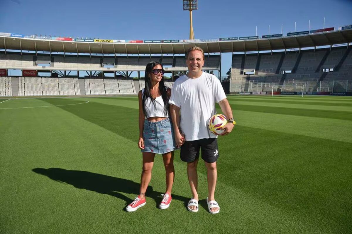 Cristian Castro y Mariela Sánchez, en la nota que hicieron con La Voz en el estadio Kempes.