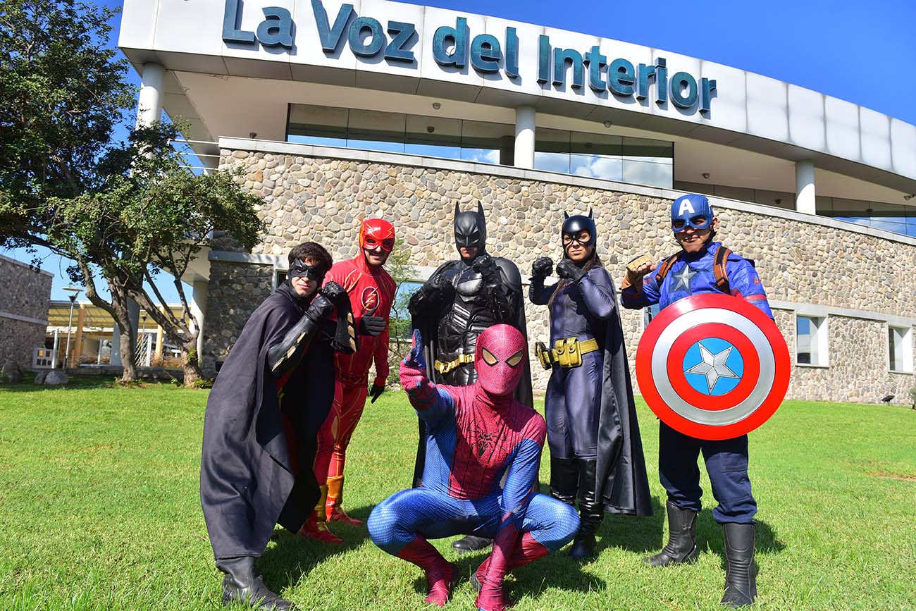 Batman y los superhéroes cordobeses de visita a la Redacción de La Voz para Historias Urbanas. (José Gabriel Hernández / La Voz)