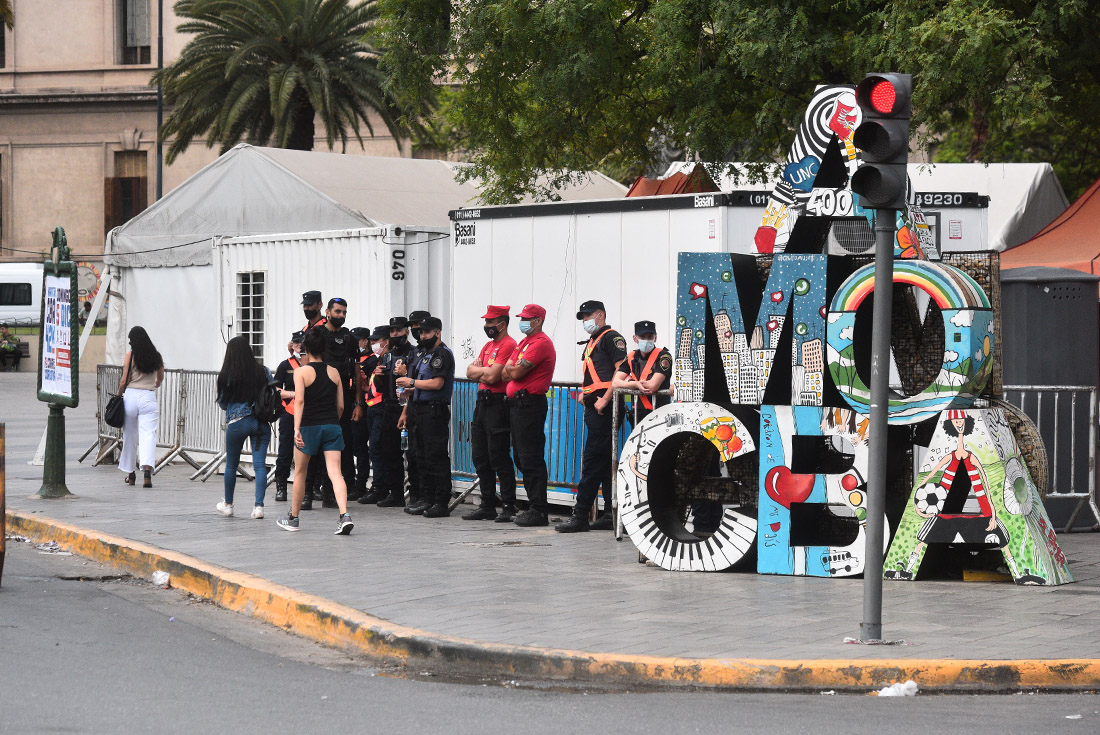 Controles policiales en puentes y avenidas de la ciudad. (Pedro Castillo/La Voz)