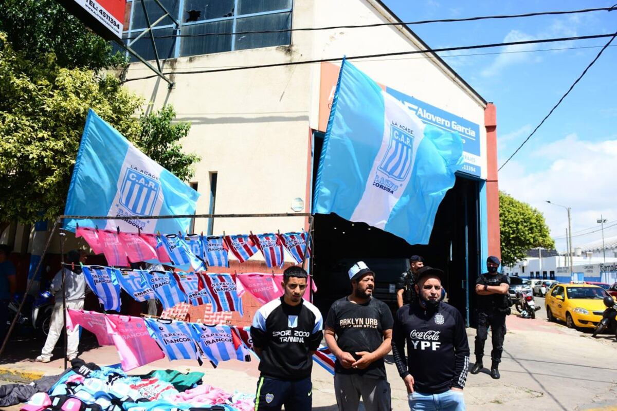 Hinchas de Racing hacen largas filas en el Miguel Sancho para comprar entradas para la final. (José Hernández /La Voz)