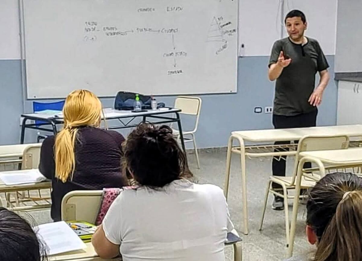 Sebastián en el aula. Da clases de Historia en varias localidades del departamento Río Segundo