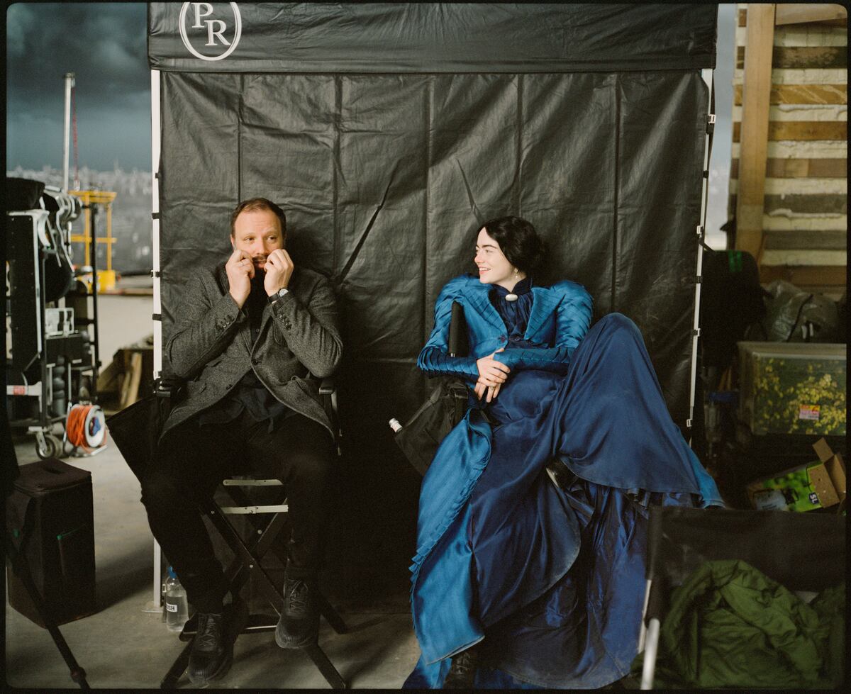 Yorgos Lanthimos y Emma Stone, en un alto del rodaje de "Pobres criaturas". (Atsushi Nishijima, cortesía de Searchlight Pictures).

