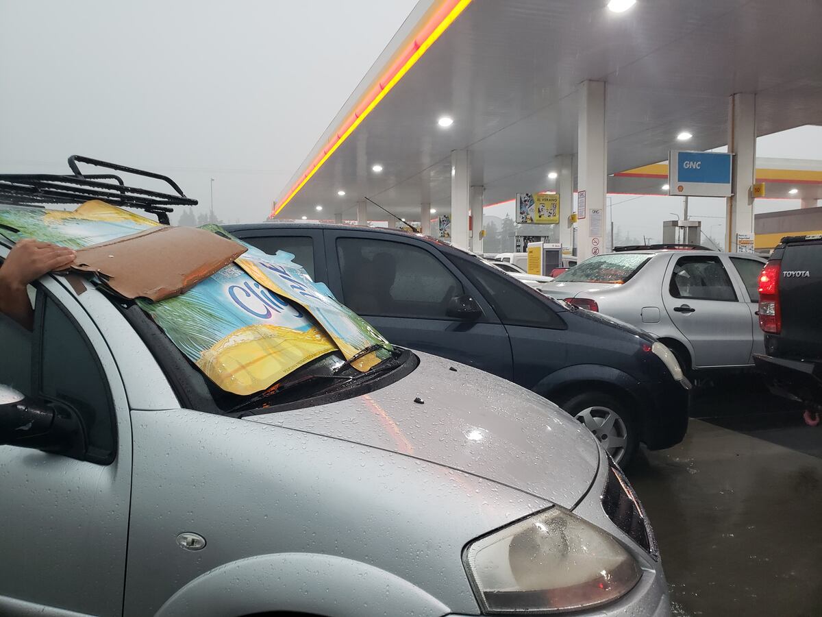 Automovilistas intentan protegerse de la piedra en Alta Gracia. (La Voz)
