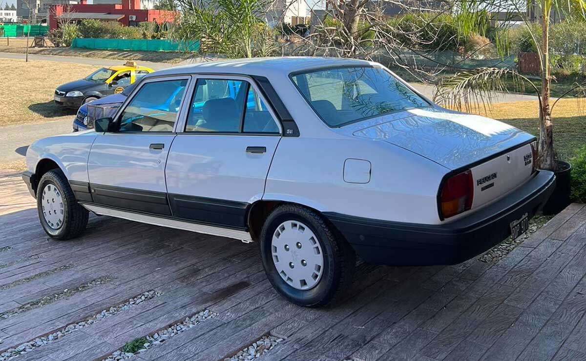 Una joya, el Peugeot 504 que tiene el kilometraje como si estuviera recién salido de la concesionaria. (Autotest)