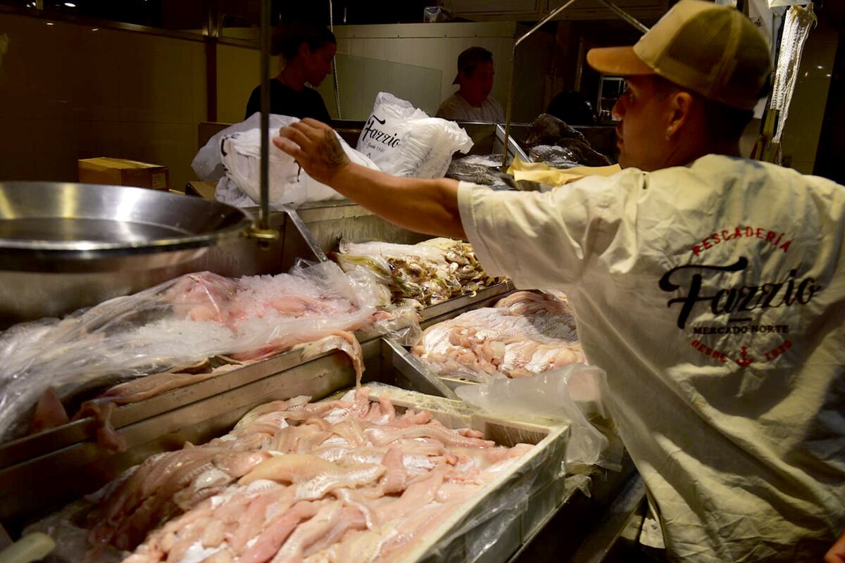 Venta de pescado para Semana Santa en la zona del Mercado Norte. (José Gabriel Hernández / La Voz)