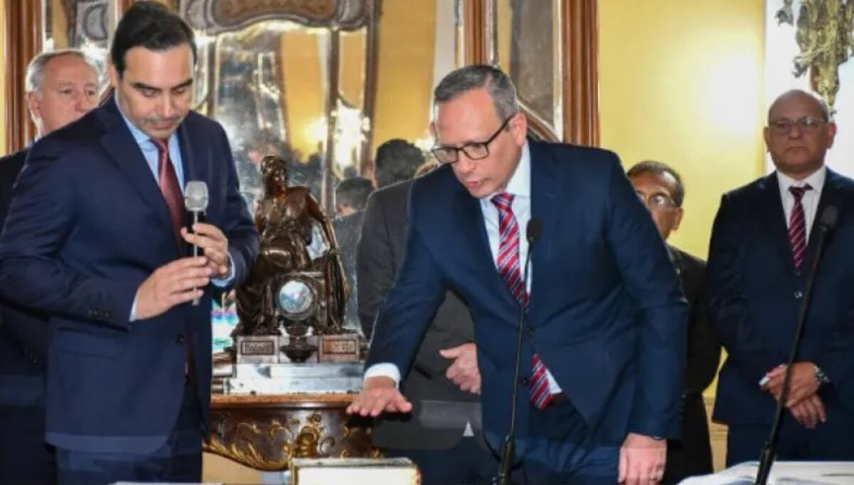 Corrientes. El gobernador Valdés le tomó juramento a Vallejos, quien asumió la cartera de Seguridad (Gentileza diario Época).
