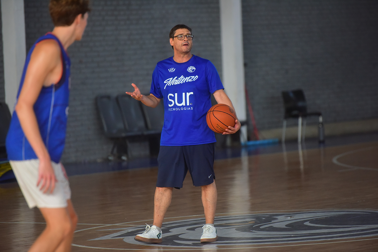 El entrenador Federico García lleva diez temporadas dirigiendo a Matienzo, que jugará por primera vez en su historia en la tercera categoría del básquet nacional. (Pedro Castillo / La Voz)
