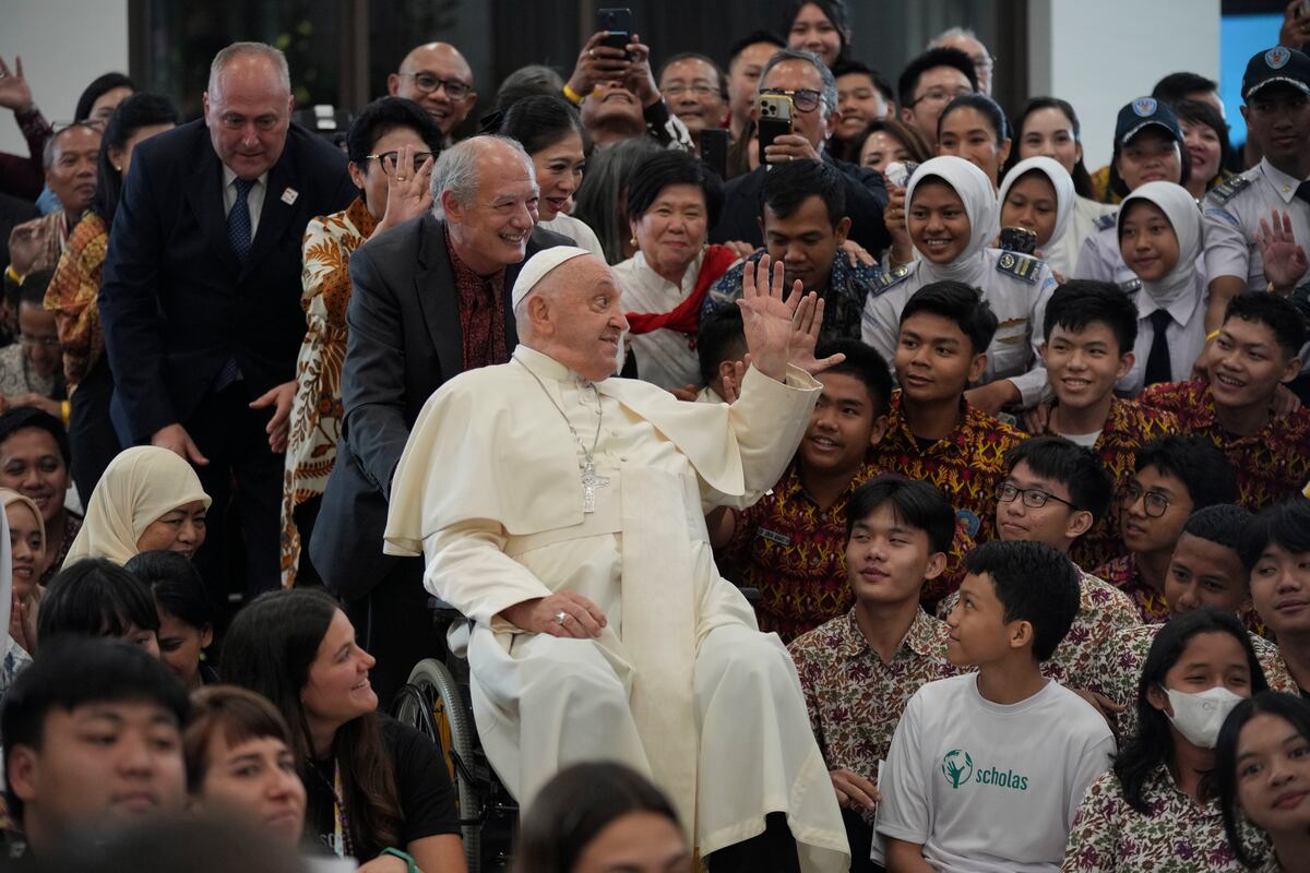 El papa Francisco saluda a jóvenes de Scholas Occurrentes en Centro Juvenil Grha Pemuda en Yakarta, Indonesia, el 4 de septiembre de 2024. (AP Foto/Tatan Syuflana, Pool)