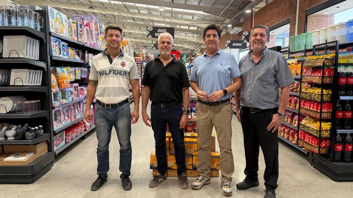 Familia Becerra: de izquierda a derecha, Ignacio, Alejandro, Martín y Claudio Becerra, en el nuevo local en Río Segundo. (Gentileza Becerra)