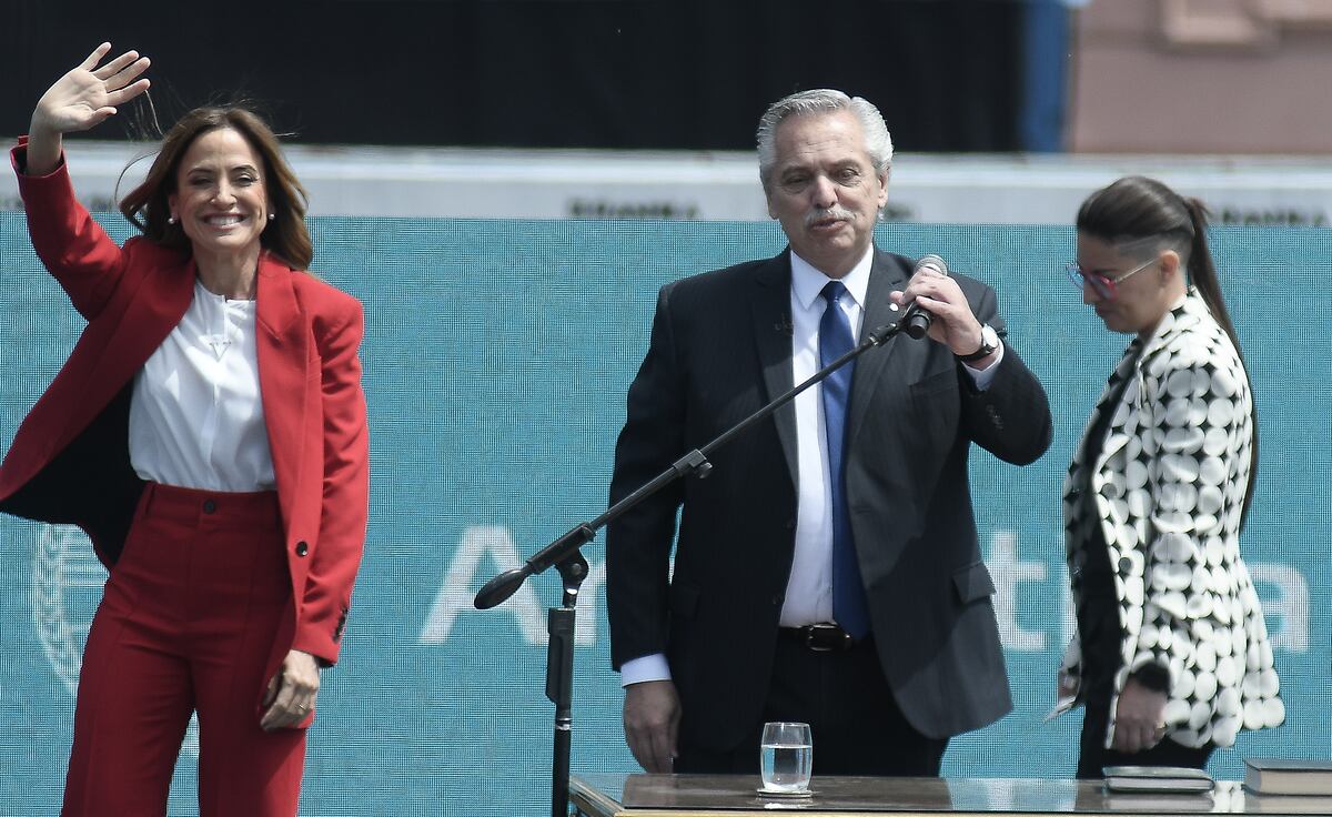 EL PAIS El Presidente Alberto Fernández le tomo juramento a las nuevas ministras Victoria Tolosa Paz en Desarrollo Social Raquel Kelly Olmos Trabajo y Ayelén Mazzina el Ministerio de la Mujer Rosada. FOTO Federico Lopez Claro