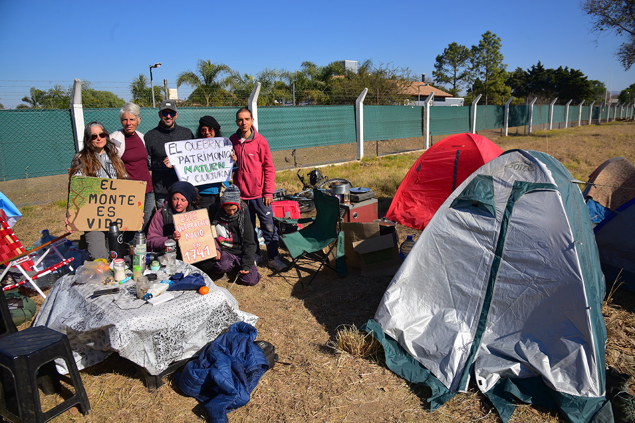 Vecinos que acampan frente al quebracho, para reclamar que no sea removido. (Pedro Castillo / La Voz )