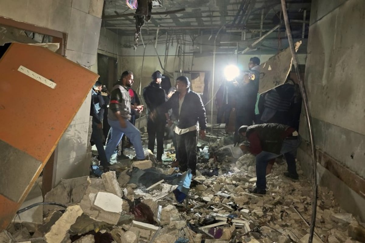 Los rescatistas inspeccionan una habitación del hospital Nasser tras ser alcanzada por un ataque israelí. (AP / Mohammad Jahjouh)