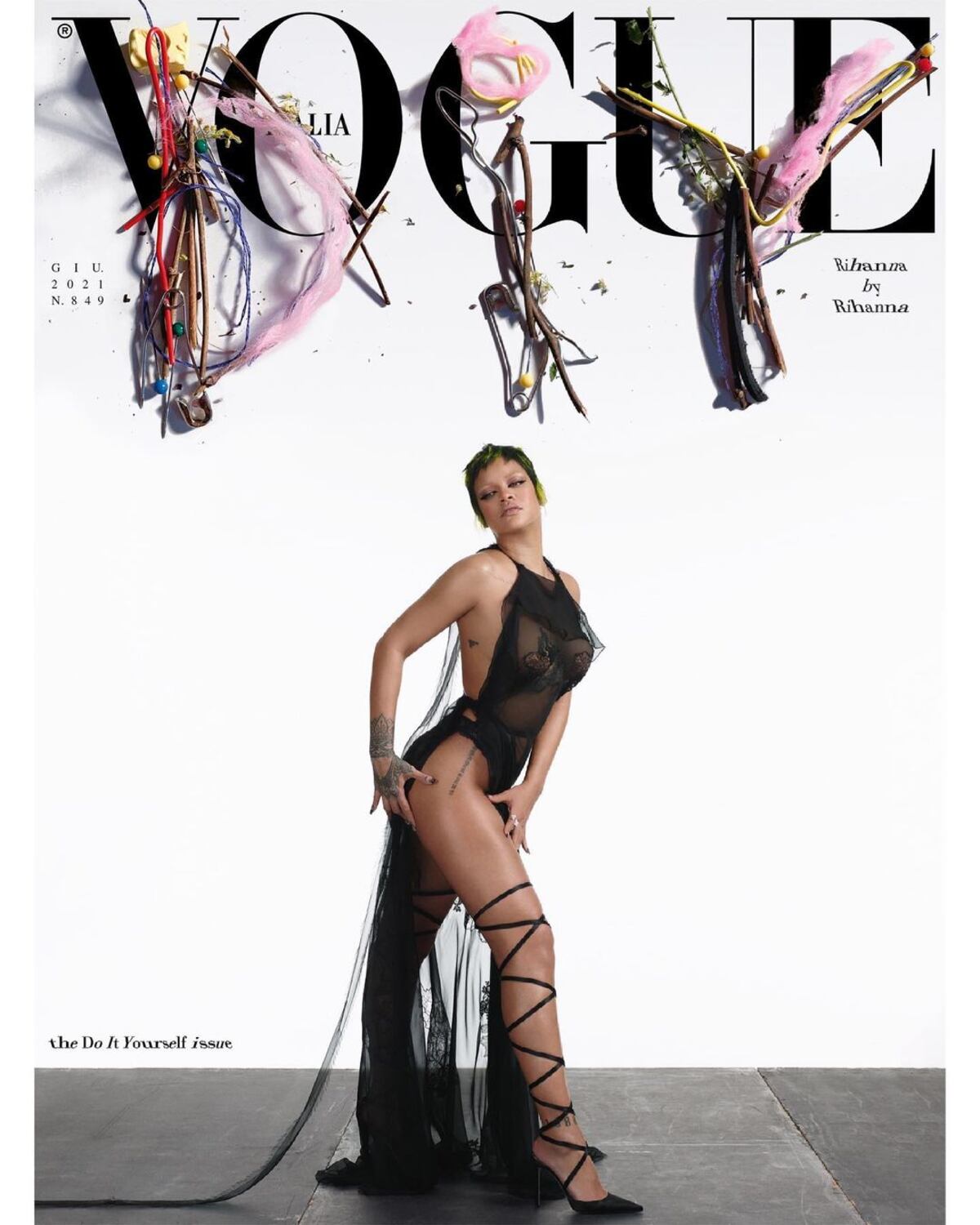 La cantante de Barbados se aventuró a producir, dirigir y ejecutar desde cero la foto que es la tapa del mes de la publicación de moda italiana.