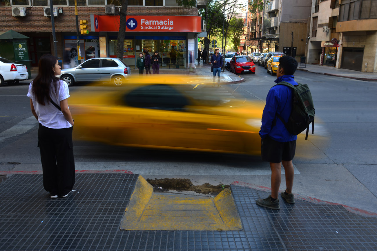 Rampas para discapacitados en mal estado. Ituzaingó y Estrada. (Nicolás Bravo / La Voz)