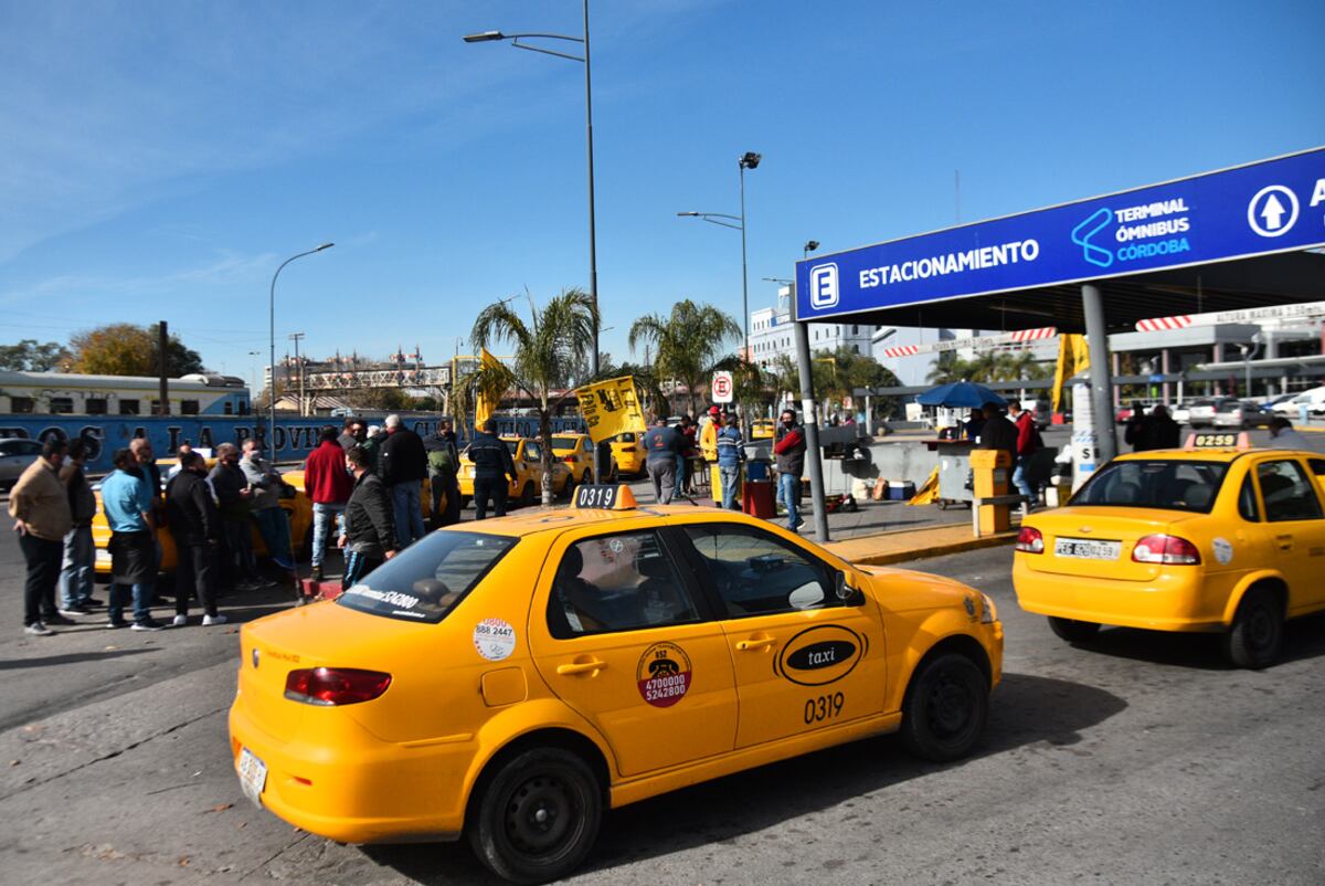 Concentración de taxistas en la Terminal. Piden aumento de tarifas, vacunas y protestan contra Uber.
(Pedro Castillo/ La Voz)