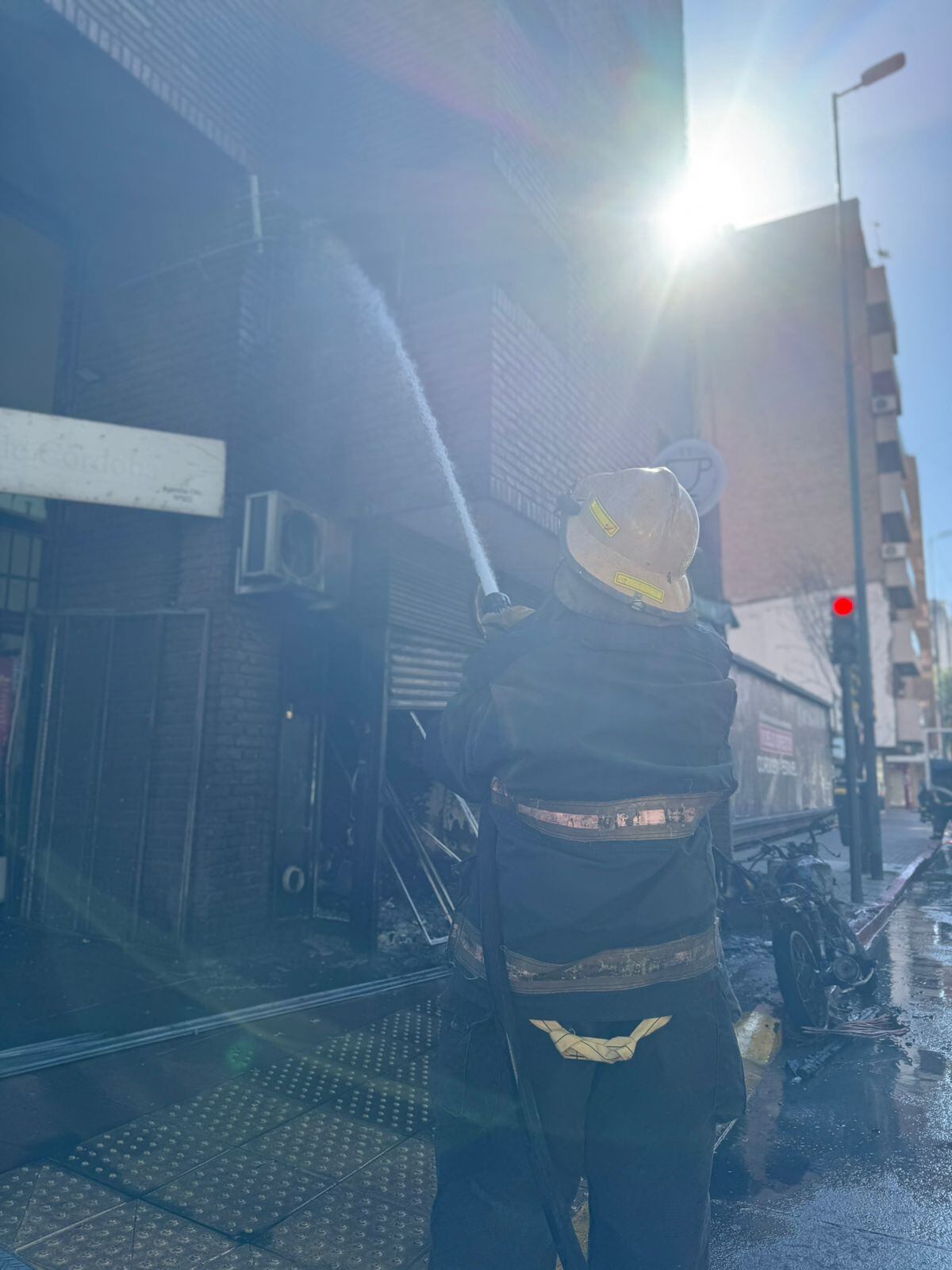 Los bomberos extinguieron el incendio. (Policía)