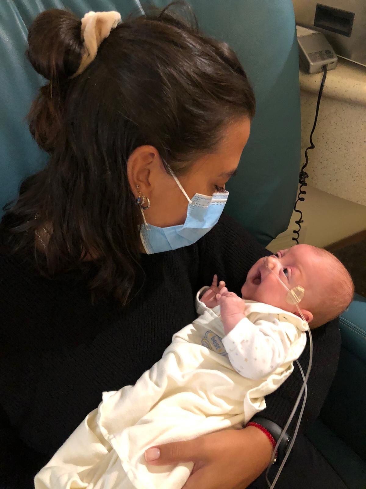 Antonella solicitó un permiso especial para conocer a Asher en terapia y aprender a usar el equipo de oxígeno del cual dependía.