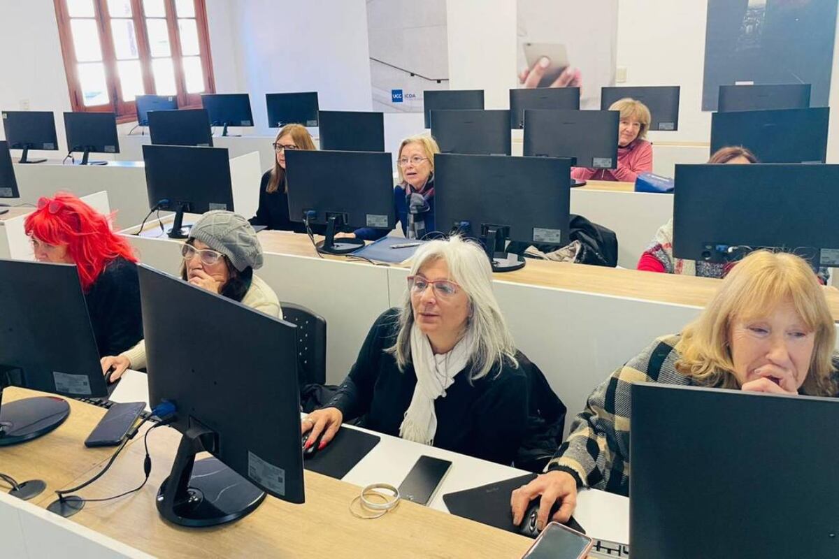 En Comenzar (UCC), mujeres mayores se forman en informática en busca de autonomía digital y nuevos vínculos. (Foto: Gentileza Comenzar-UCC)