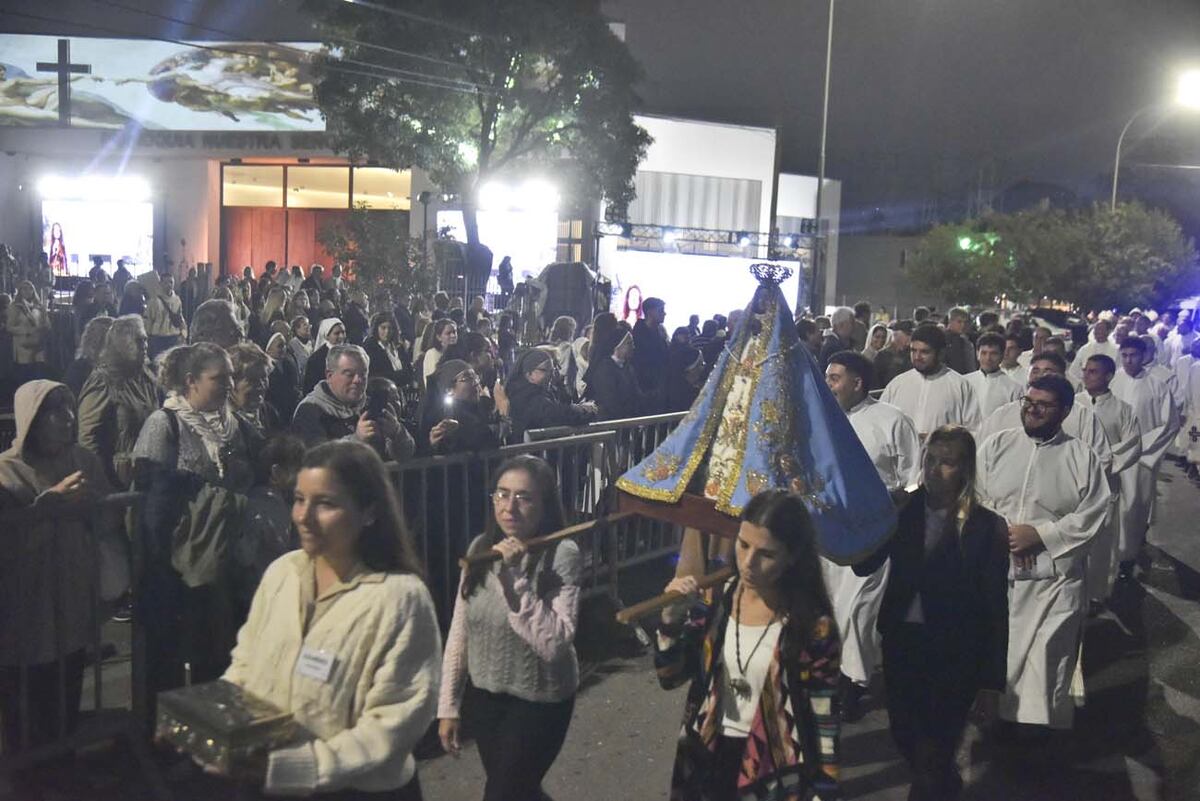 Misa de inauguración de la nueva iglesia, con la presencia del cardenal Ángel Rossi Nueva Cripta, frente a Sanatorio Allende