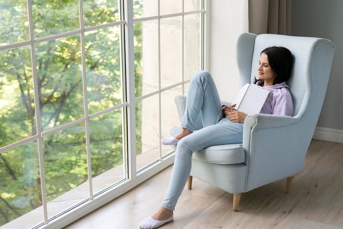 Hay que distribuir los muebles y elementos para que la iluminación natural pueda entrar sin generar resplandor. (Freepik)