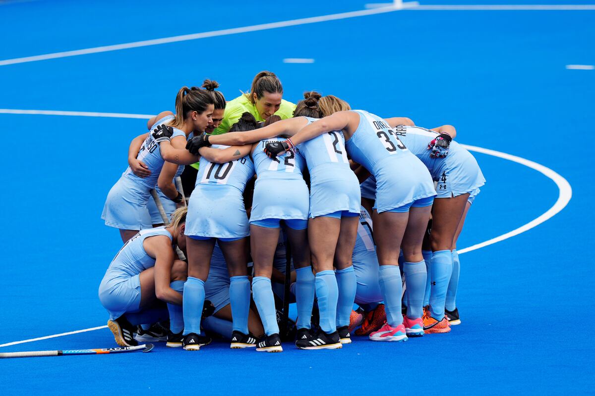 Las jugadoras argentinas se apiñan antes del partido de hockey sobre césped femenino por la medalla de bronce entre Argentina y Bélgica. (AP/Archivo)