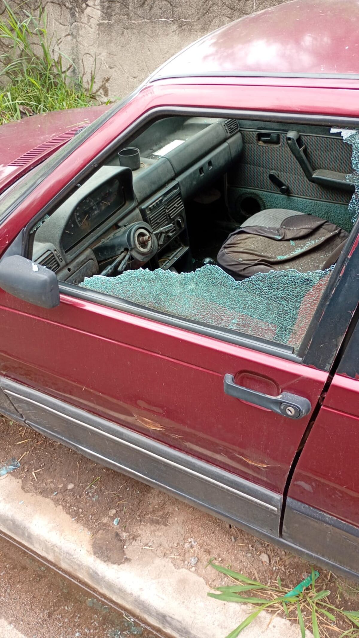 Violencia. Tras la discusión, el hombre destrozó los cuatro vehículos de su padre. (Policía de Córdoba)