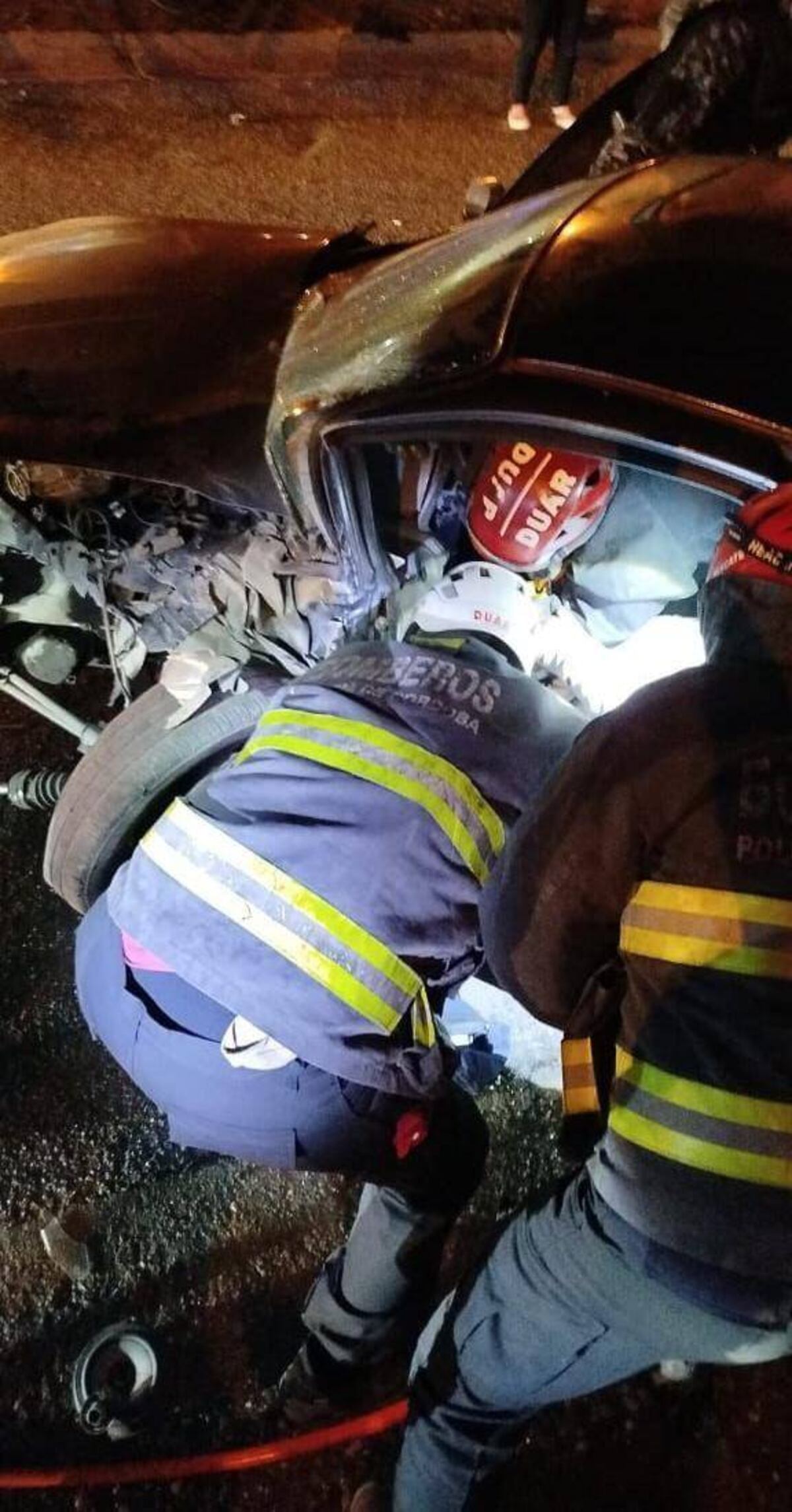Bomberos rescataron a dos hombres que habían quedado atrapados en su auto tras un choque en avenida Rancagua al 5000, en Córdoba capital. (Policía de Córdoba)