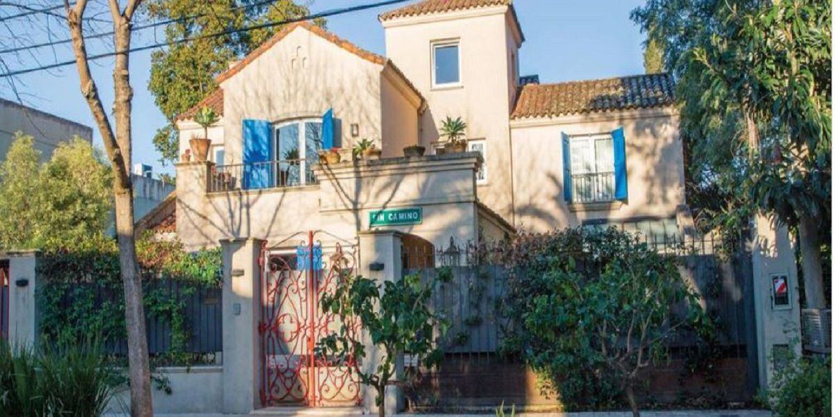 El frente de la casa, de estilo español, con postigos pintados en turquesa y un portón de hierro forjado en rojo. Un cartel de chapa que dice “Fin Camino” da la bienvenida. Foto: revista Hola!
