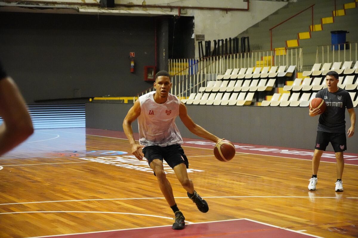 El juvenil dominicano Emanuel Labata, de 2,07 metros y 21 años, integra la delegación de Instituto en Rio de Janeiro para jugar la BCL. (Prensa Instituto)