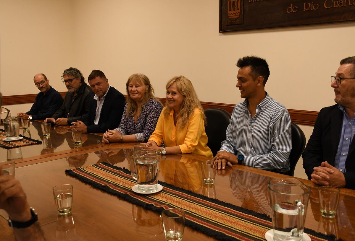 Reunión. Las autoridades universitarias y municipales avanzaron en el proyecto para continuar con la producción del repelente. (Gentileza: UNRC)