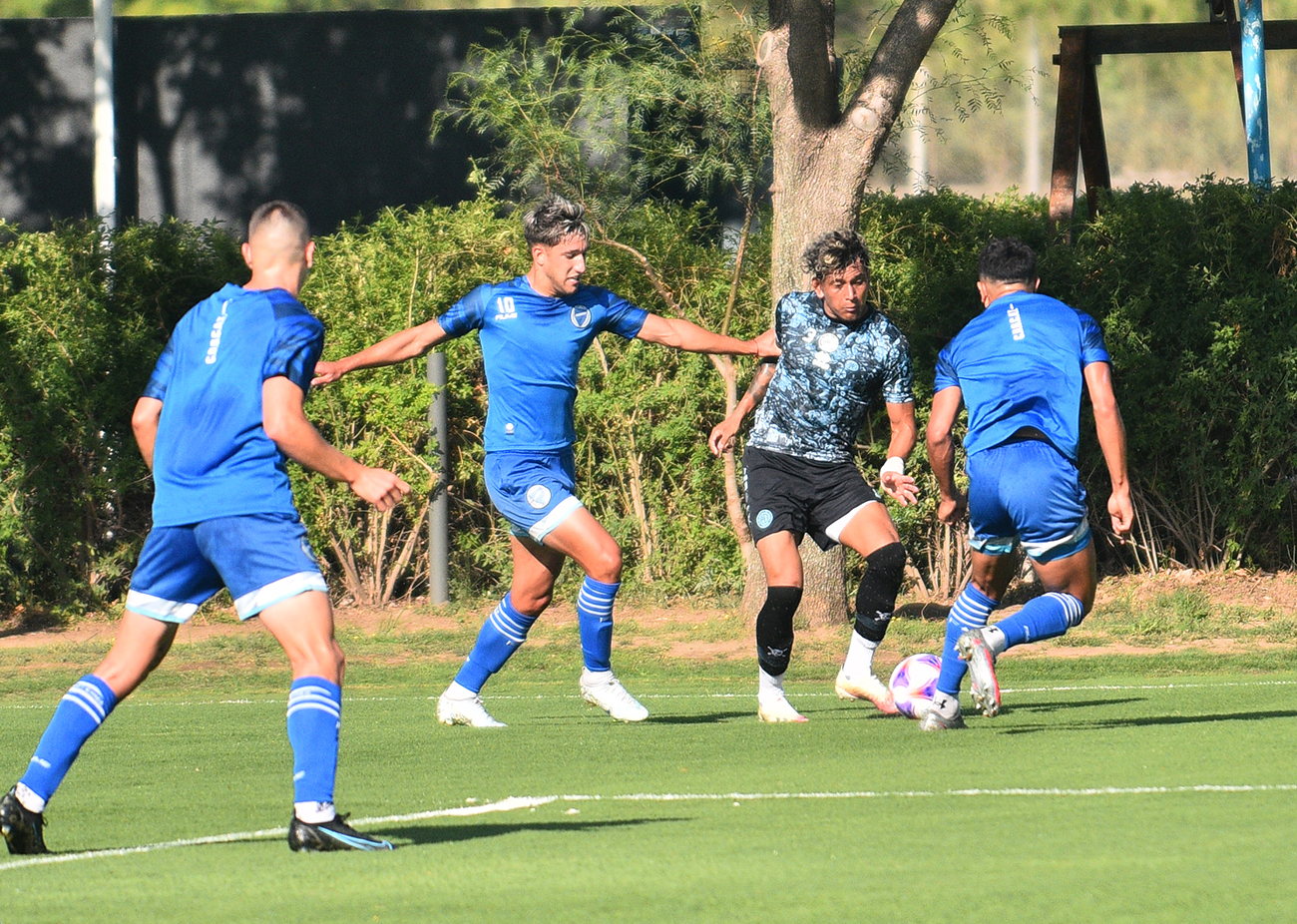 Rodeado, Lucas Diarte ante la marca de varios rivales en el amistoso de este lunes con Godoy Cruz (Pedro Castillo / La Voz)