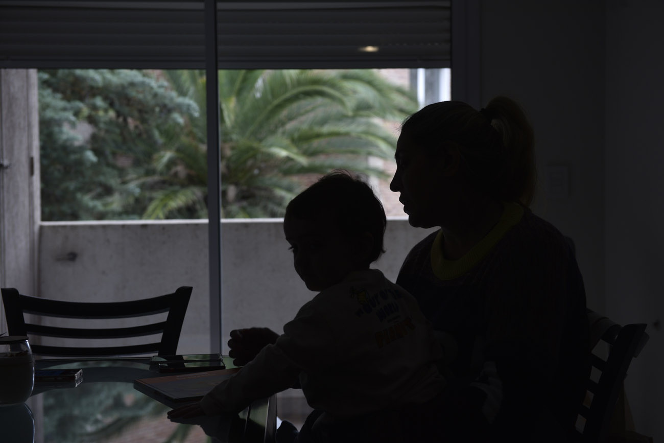 La mamá cordobesa de un niño nacido en Francia que la justicia ordena restituir a París (Ramiro Pereyra / La Voz)