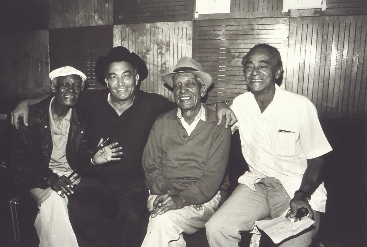 Ibrahim Ferrer, Eliades Ochoa, Compay Segundo y Puntillita Licea, en situación de estudio. (Susan Titelman)