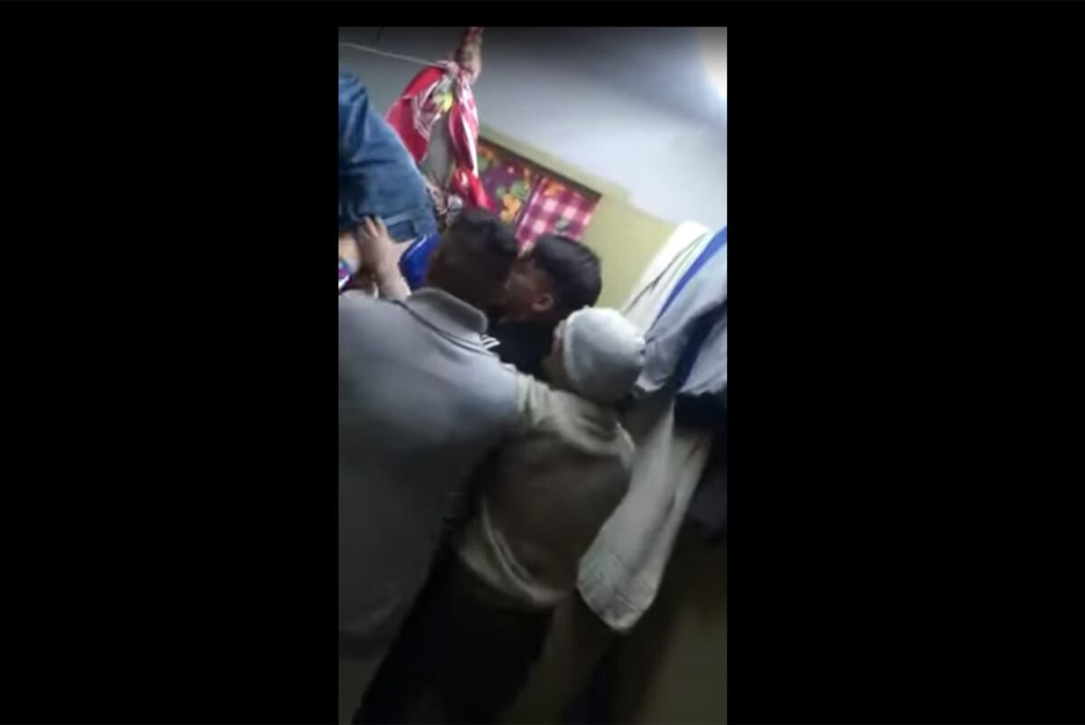 Abuso. Los reclusos colgaron al preso atado y le bajaron los pantalones. (imagen captura de video)