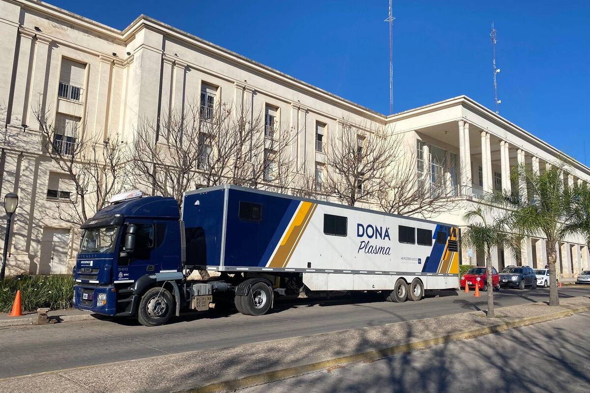 La unidad móvil equipada para donar sangre. (Hemoderivados)