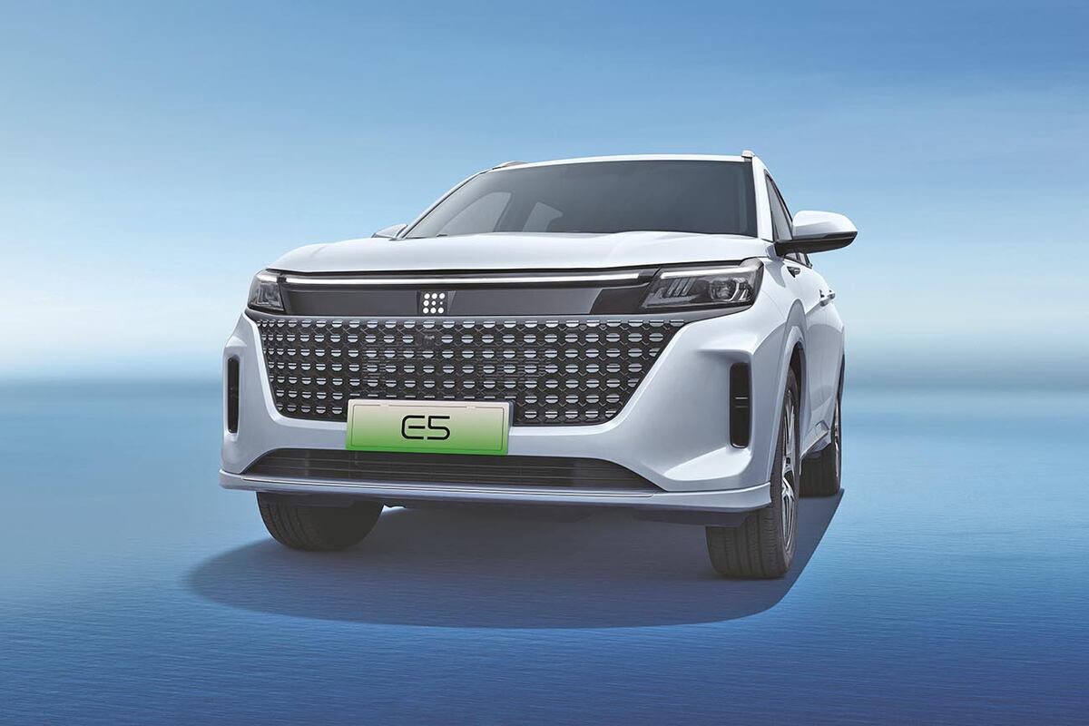 El DFSK E5 se suma a la oferta de SUVs con siete plazas.