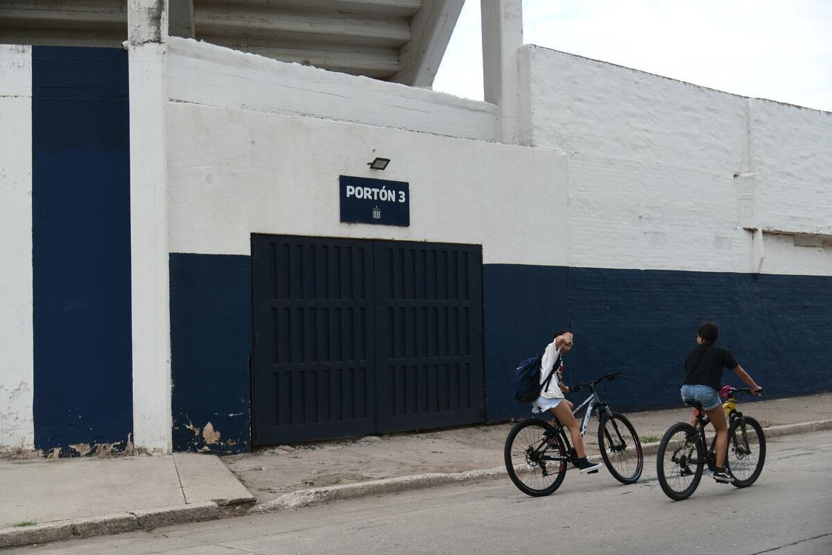 Los ladrones entraron y salieron por el portón 3 de la Boutique de Talleres. (Ramiro Pereyra / La Voz)