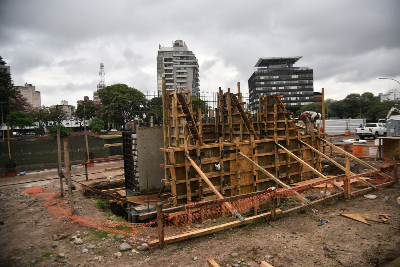 Comenzaron las obras del nuevo puente peatonal sobre el Río Suquía a la altura del Parque Las Heras. (Pedro Castillo / La Voz)