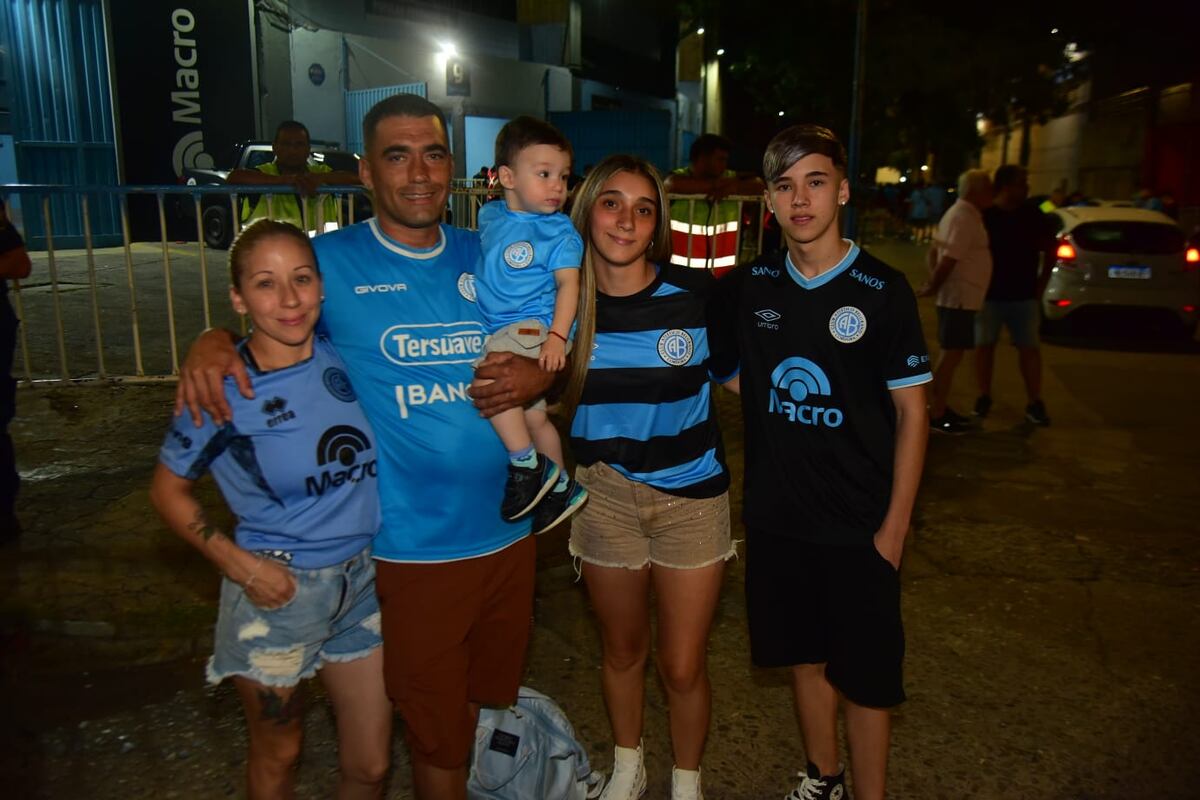 Los hinchas de Belgrano en la previa ante Banfield. (Nicolás Bravo / La Voz).