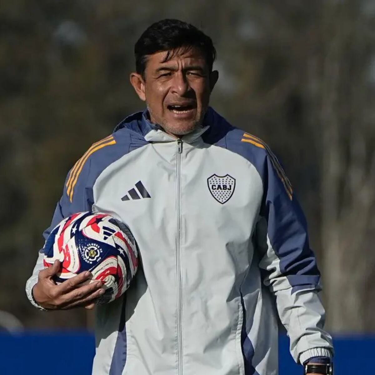 Quién es Juvenal Rodríguez, el hombre de lentes que acompaña a Claudio Úbeda en el banco de Boca. (Gentileza Boca).