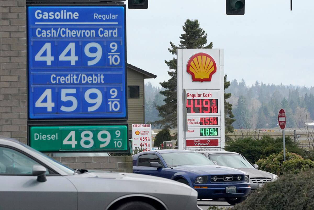 El precio de los combustibles está presionado en todo el mundo por la guerra entre Rusia y Ucrania. (AP)