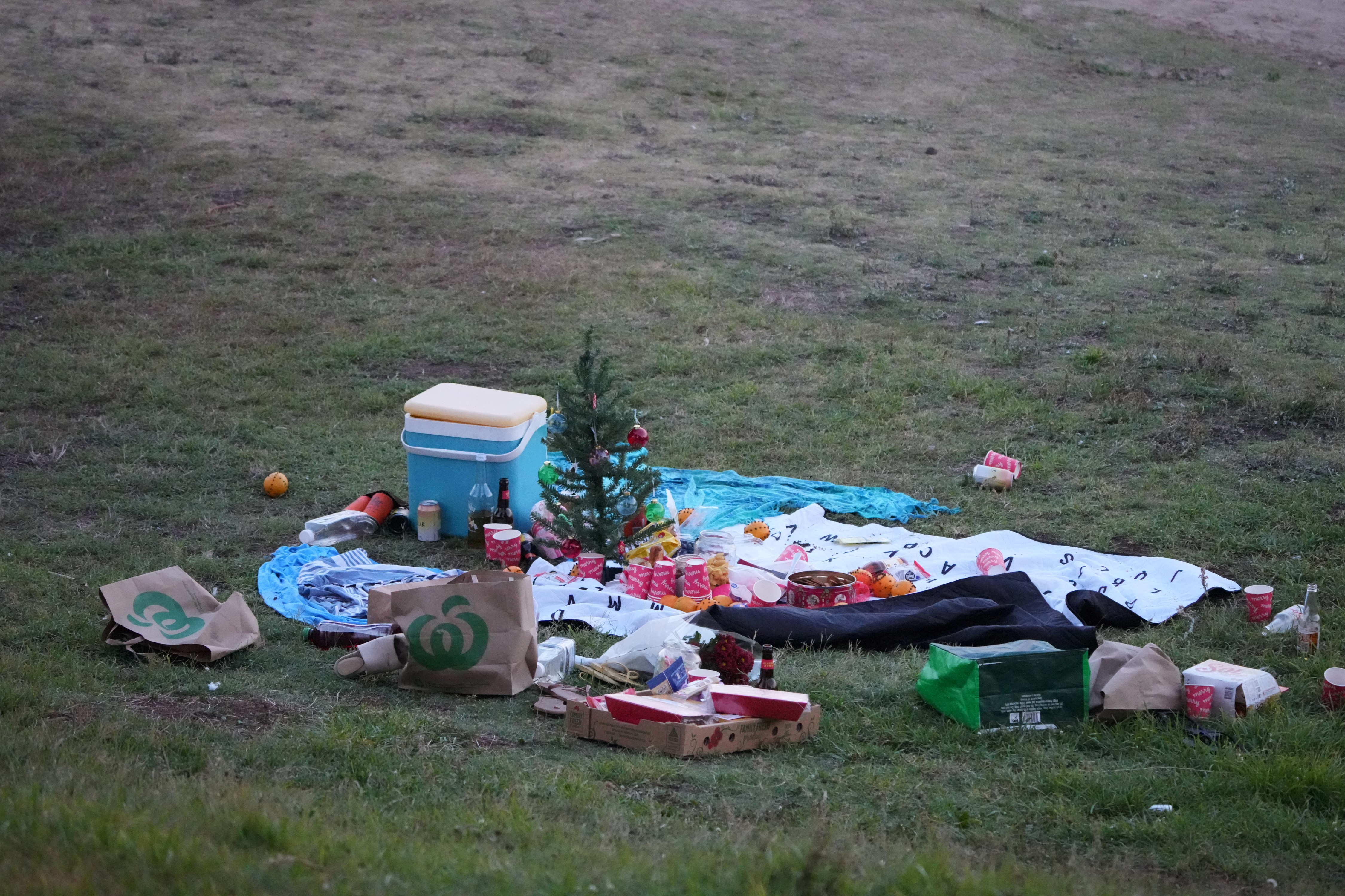 La policía acordonó una zona en Bondi Beach tras un presunto tiroteo en Sídney, el domingo 14 de diciembre de 2025. (Foto AP/Mark Baker)