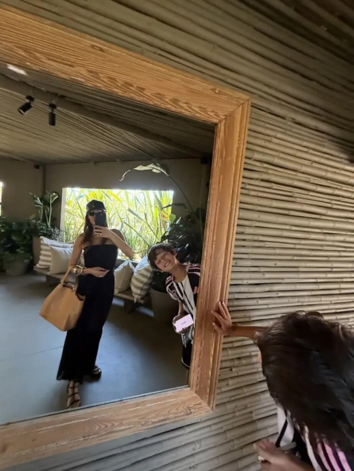 Desde Cancún, Pampita presumió el accesorio más trendy de la temporada.