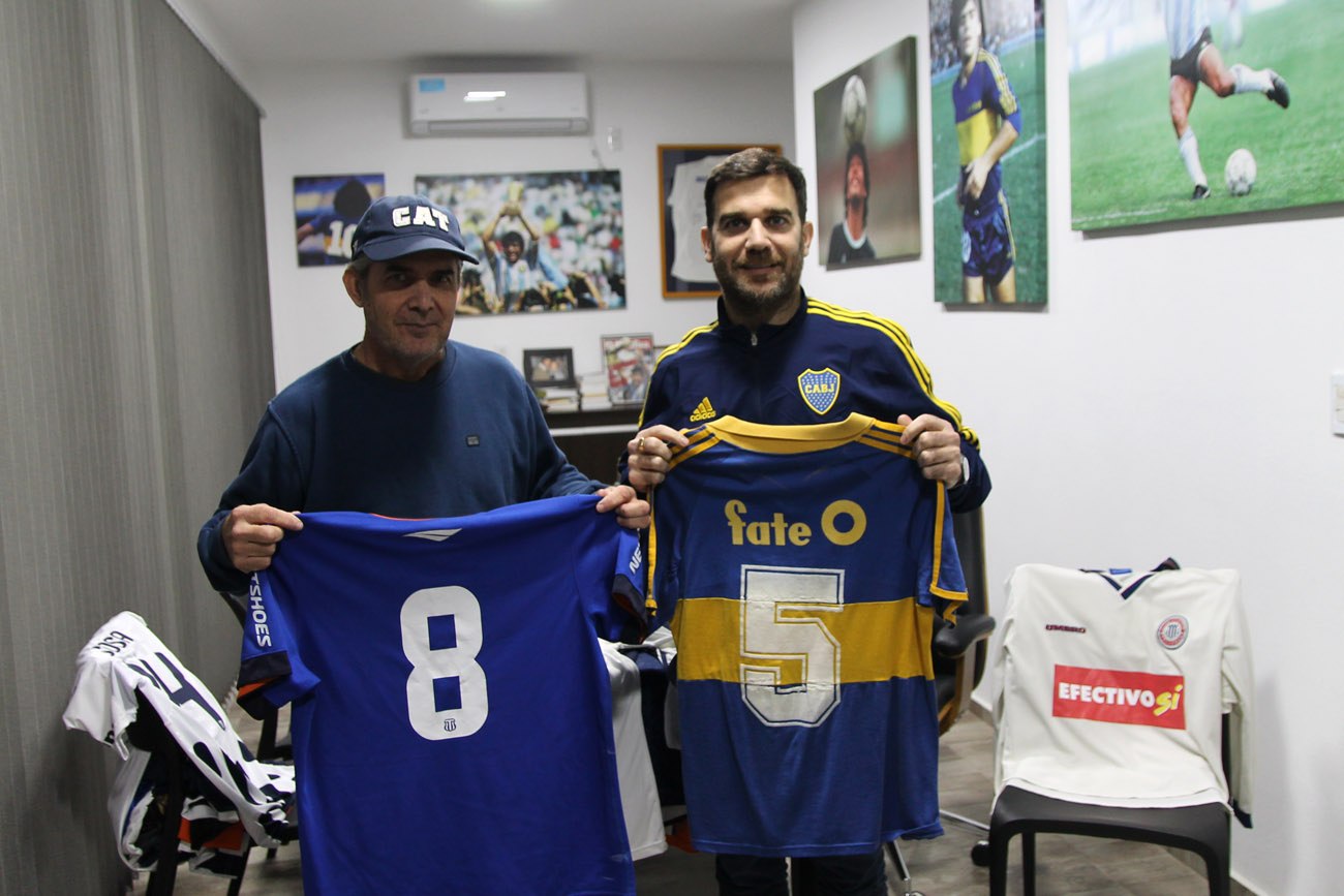 Diego (41) y Alejandro Novella (50) son hermanos. Ambos viven en Luque, un pequeño pueblo del interior cordobés. Los dos son fanáticos del fútbol. Y además comparten otra pasión: coleccionar camisetas. Llevan 25 años haciéndolo. Diego colecciona de Boca. Y Alejandro, de Talleres. (La Voz)