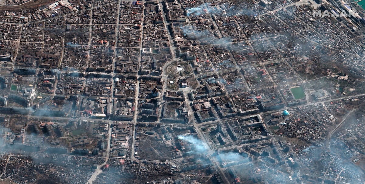 Esta imagen satelital proporcionada por Maxar Technologies muestra un edificio de departamentos en llamas en el noreste de Mariúpol, Ucrania, durante la invasión rusa el sábado 19 de marzo de 2022. (AP)