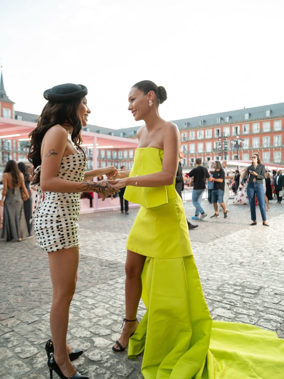 Pampita y María Becerra en el desfile de Carolina Herrera en Madrid (Instagram de Pampita)