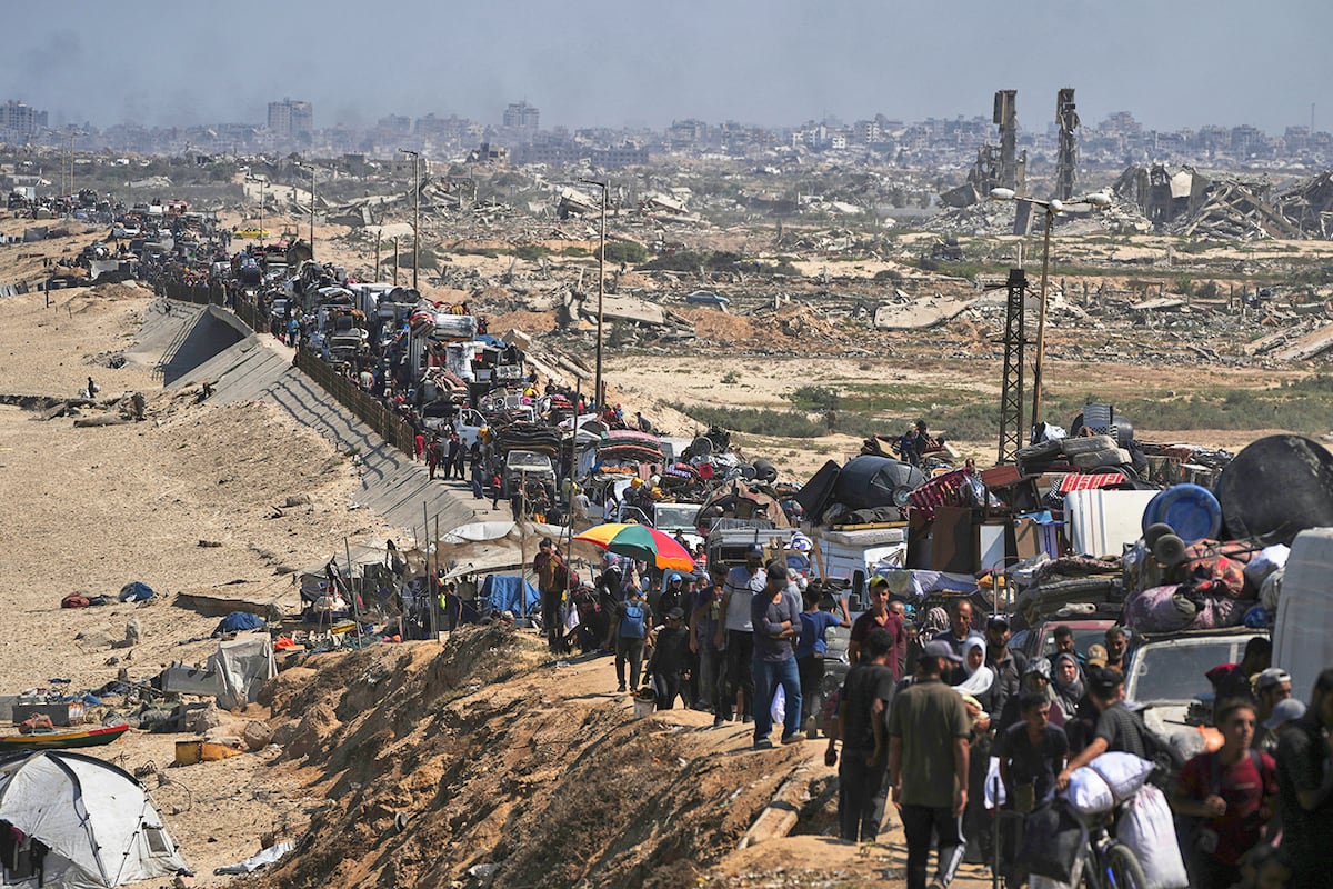 Los palestinos desplazados huyen del norte de Gaza a lo largo de la carretera costera hacia el sur. (AP)