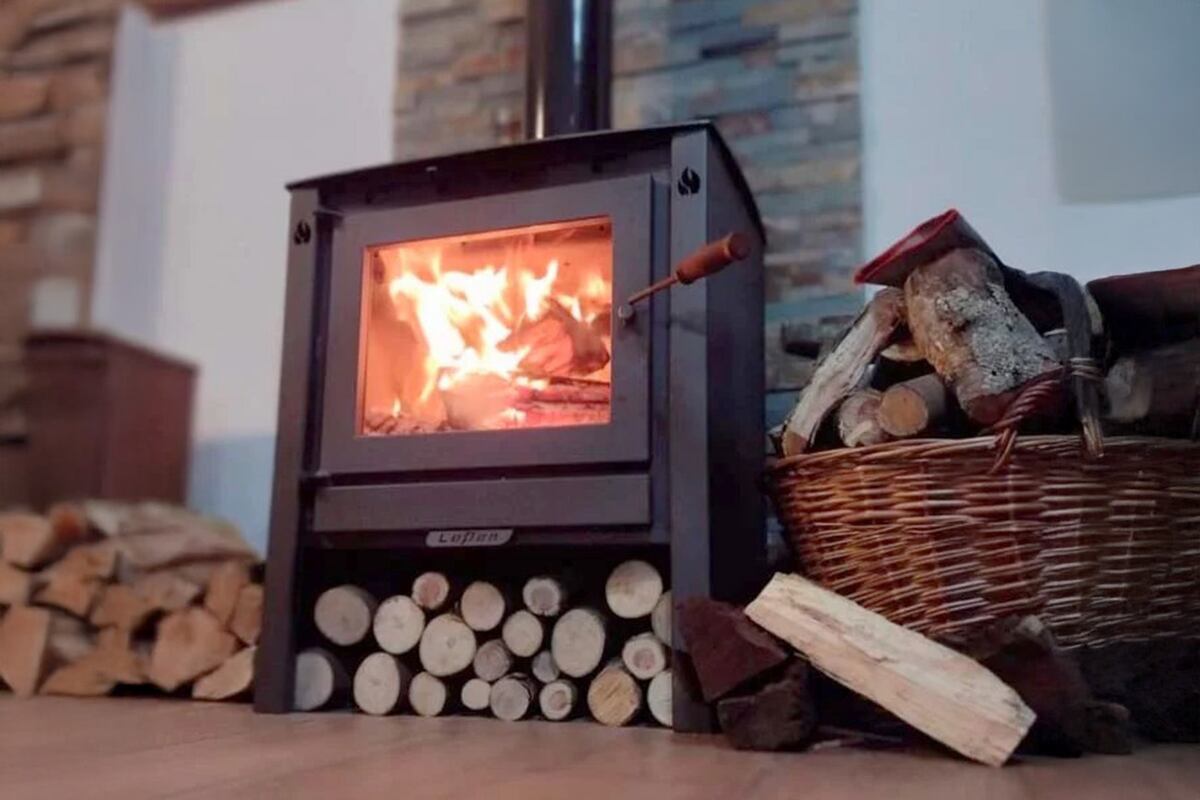 Además de ser una fuente de energía renovable, la leña se posiciona como una de las alternativas más económicas frente a la electricidad o el gas envasado.