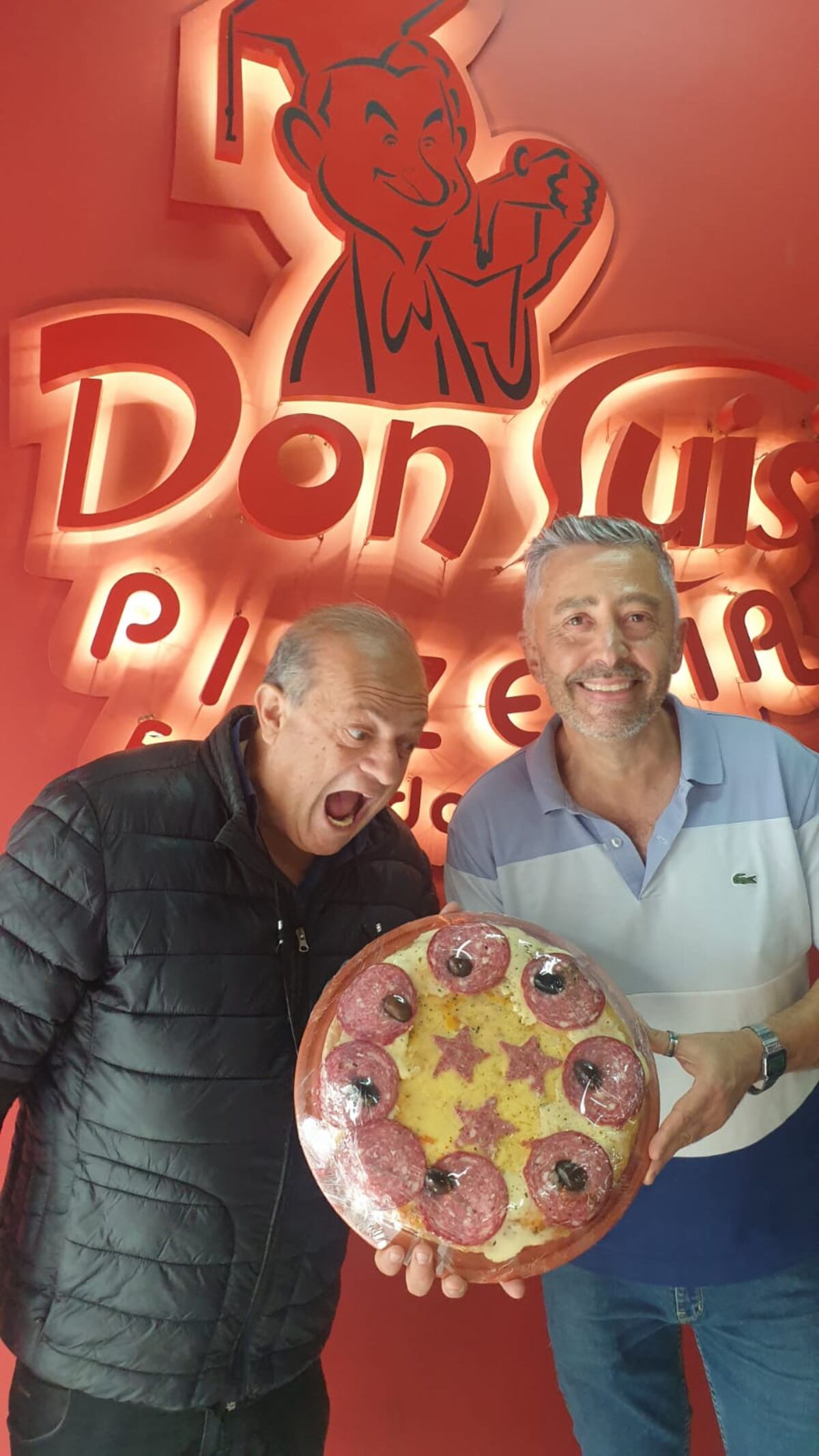 Reconocimiento a periodistas que cubrieron el Mundial Qatar 2022 y a periodistas históricos de Córdoba como Víctor Brizuela, Rubén Torri y Osvaldo Wehbe. También a la familia de "Cuti" Romero. Fue en la pizzería San Luis (Gentileza Pedro Ludicello de la Pizzería San Luis)