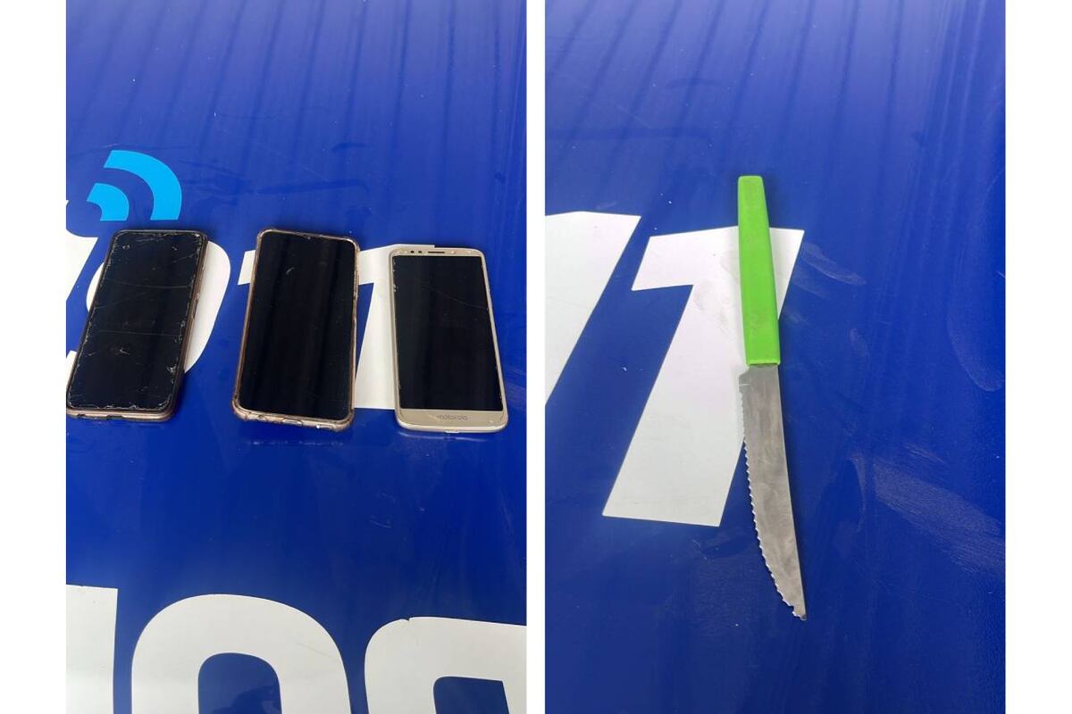 Violencia en La Calera. Durante el operativo se secuestraron tres teléfonos celulares y un cuchillo. (Policía de Córdoba)